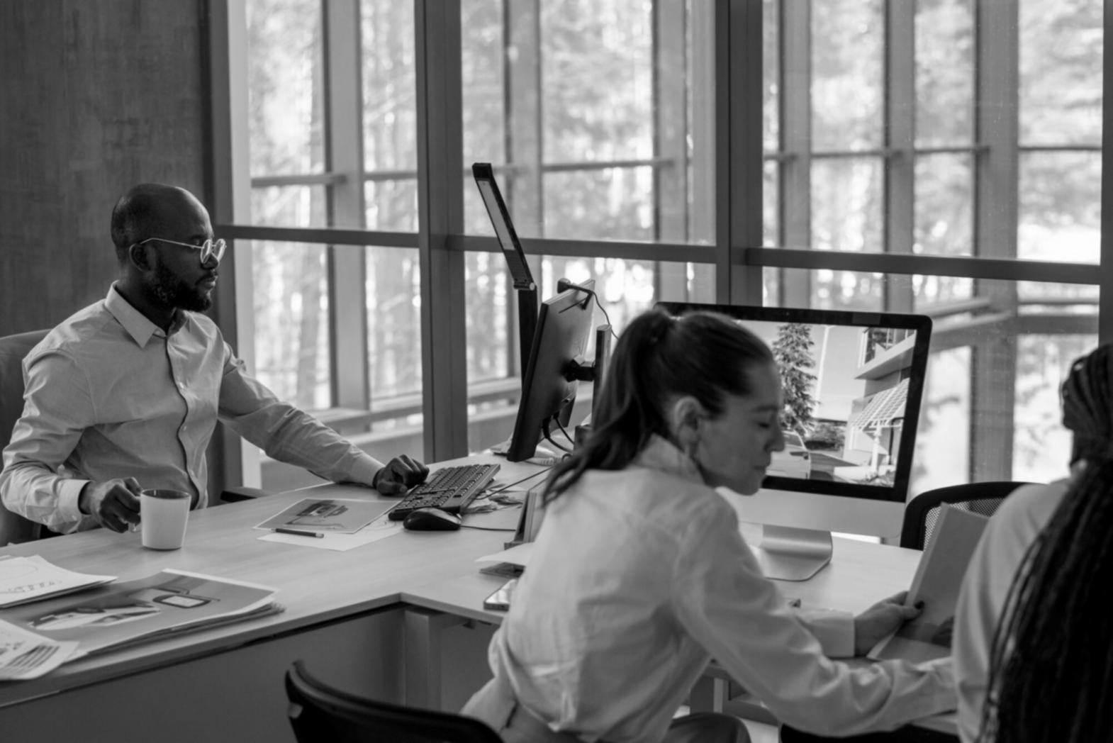 Étudiants travaillant sur des analyses financières en groupe